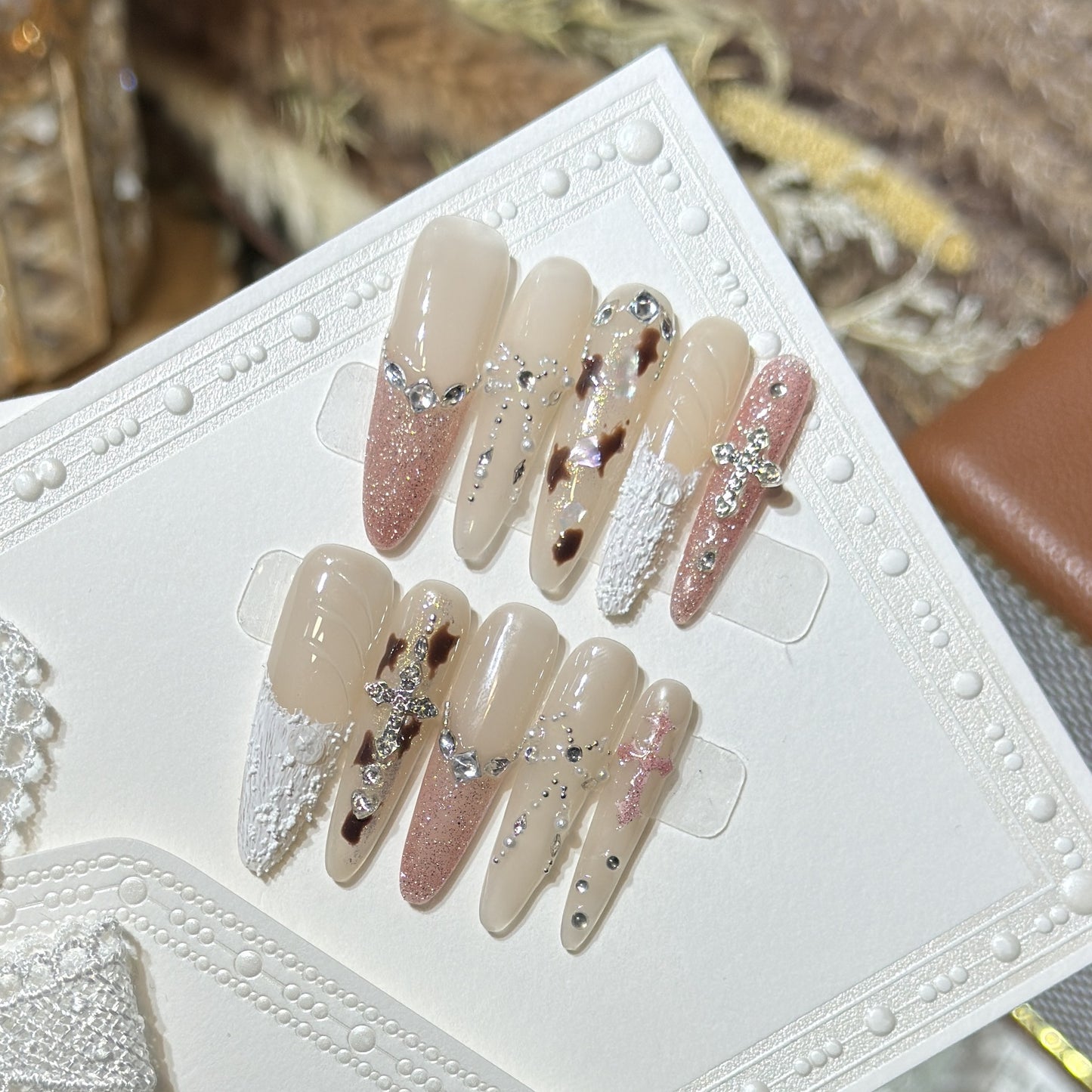 Glamouröses Press-On Nagelkunstset mit innovativen Designelementen Brehn