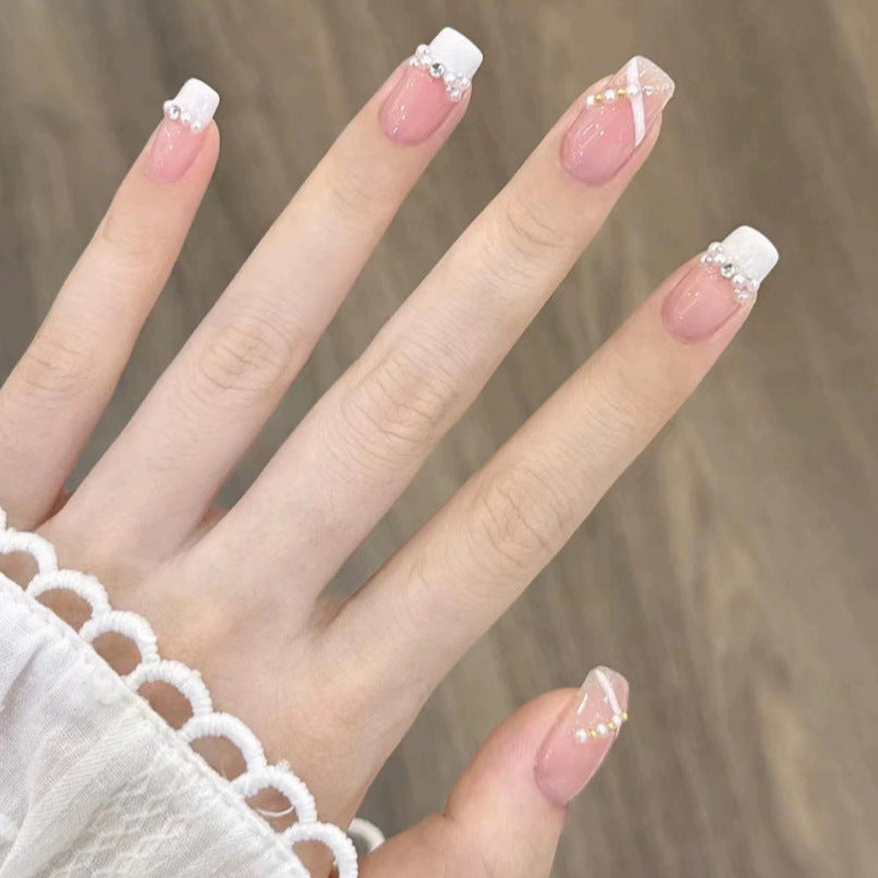 Elegantes Nageldesign mit Perlenverzierung Brehn