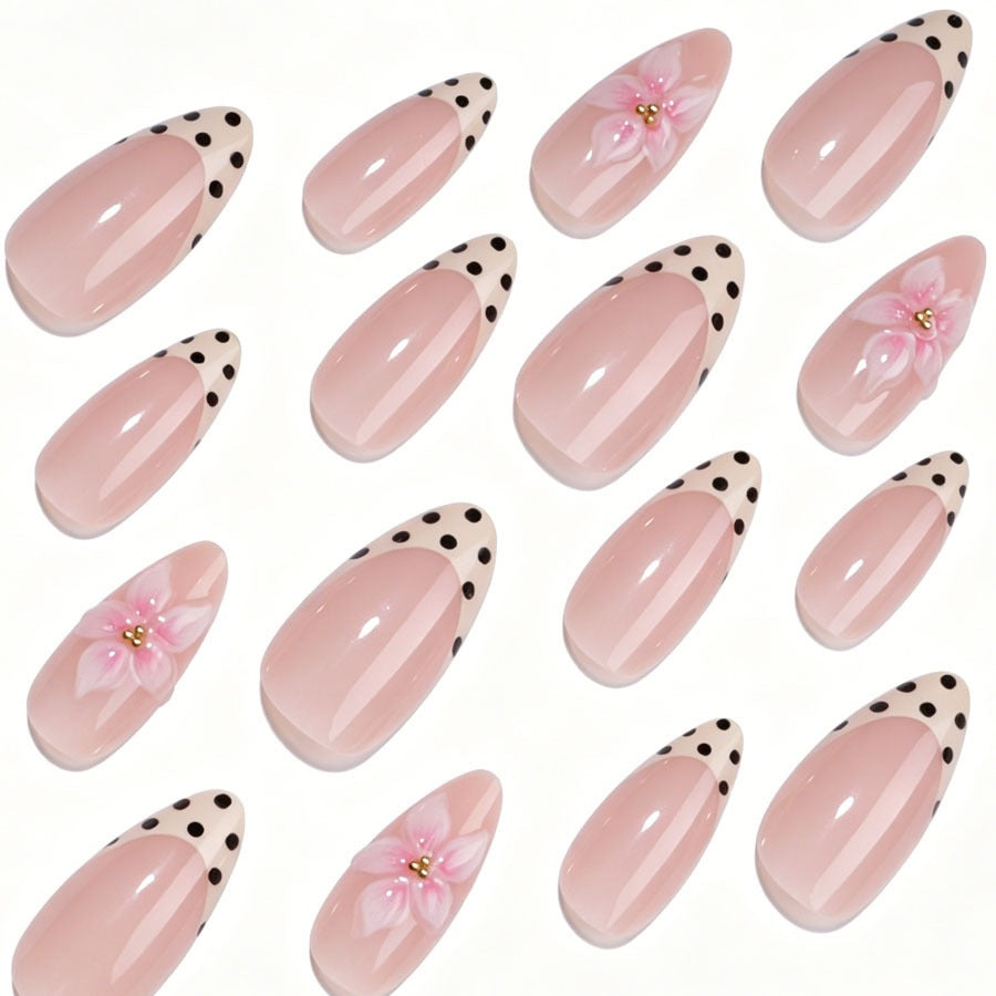 Kunstnagelset mit floralen Akzenten und Punkten Brehn