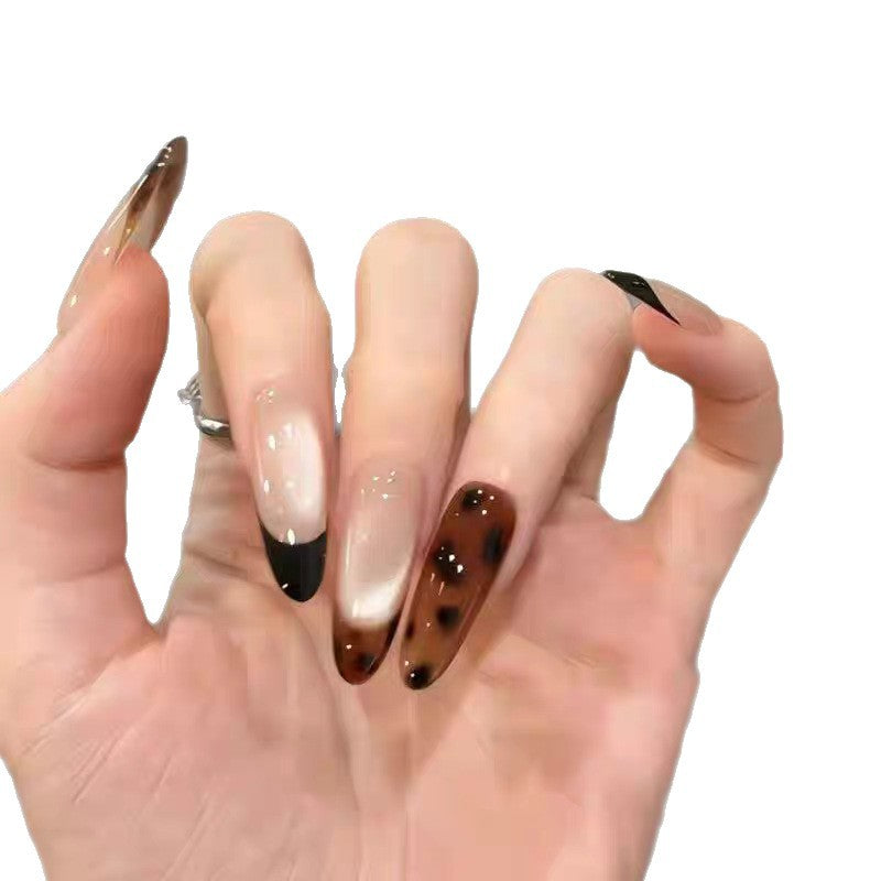 Künstlerisches Press-On-Nagelset mit eleganten Blumen- und Edelsteinakzenten Brehn