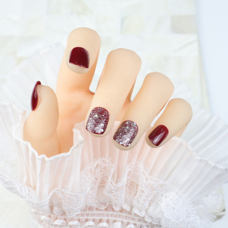 Glänzendes Press-On Nagelset mit Glitzerakzenten Brehn