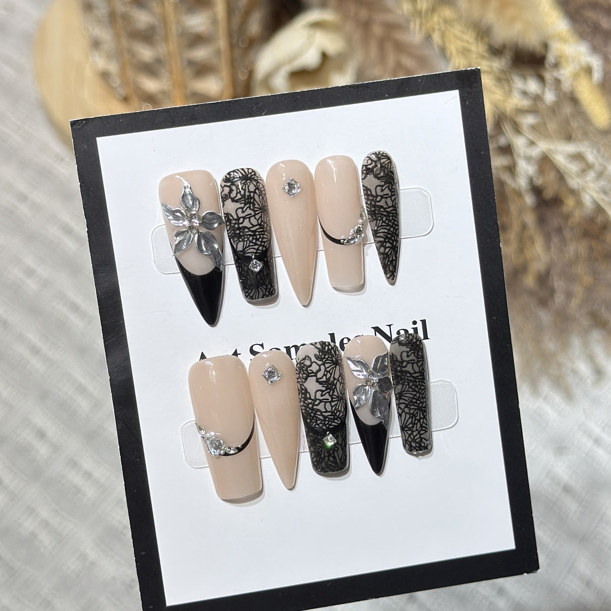 Künstlerisches Stiletto Press-On Nagelset mit floralen und geometrischen Akzenten Brehn