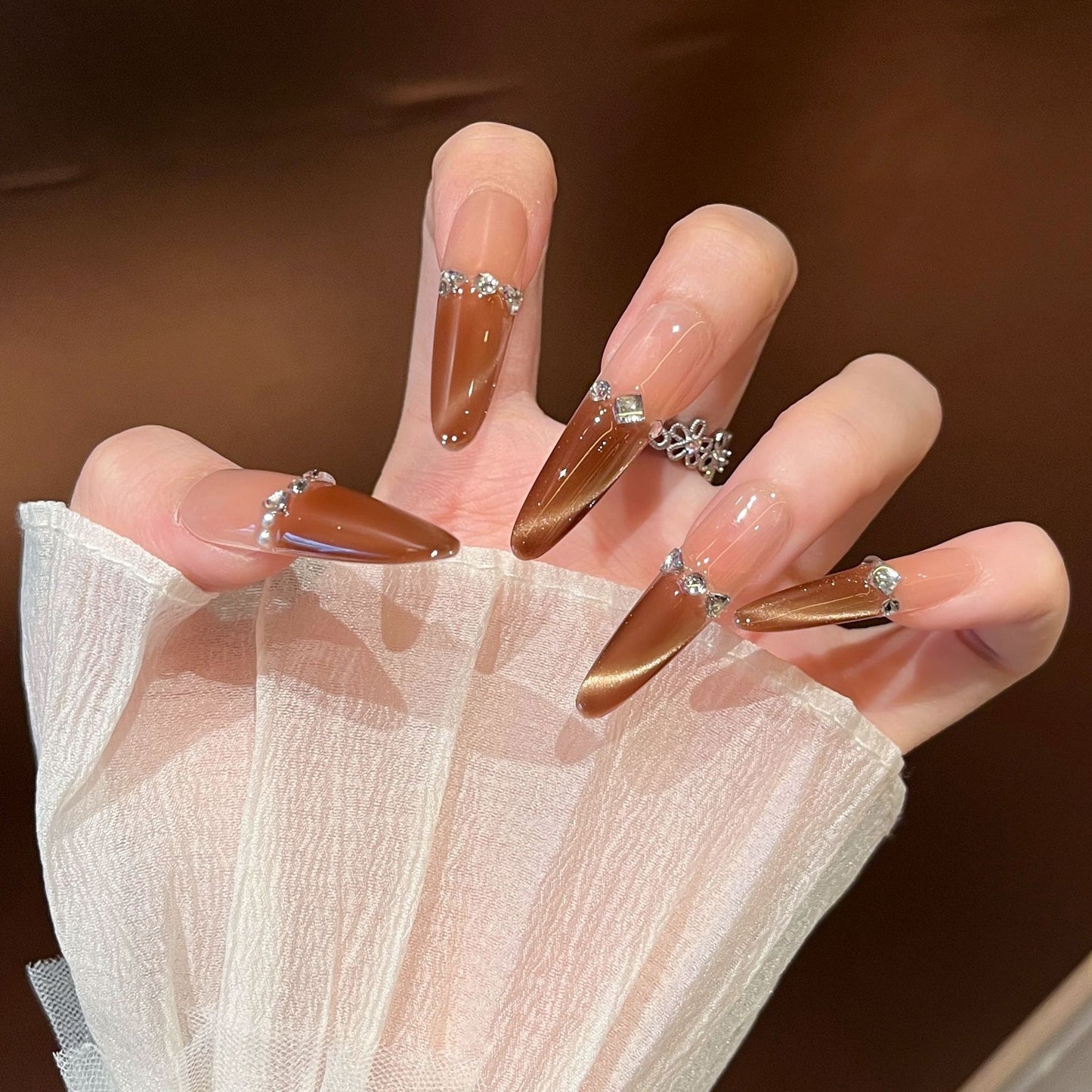 Künstlerische Stiletto Press-On Nagelkunst mit schimmernden Akzenten Brehn