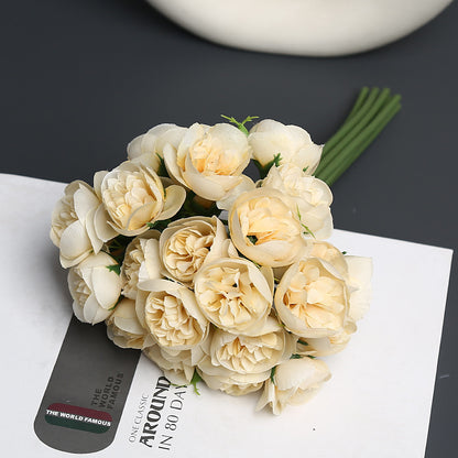 Realistischer Kunstblumenstrauß