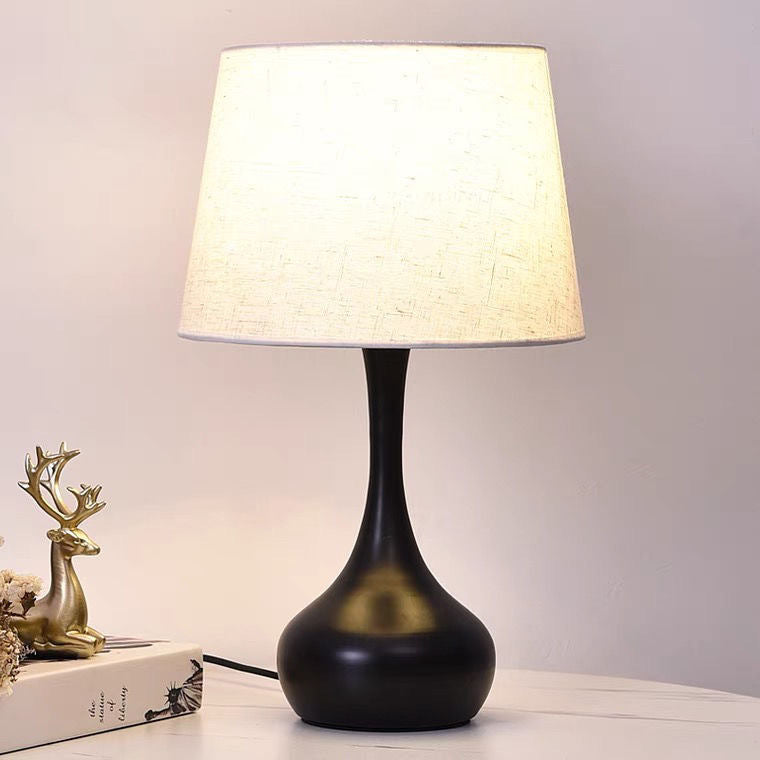 Zeitgenössische Tischlampe mit strukturiertem Schirm