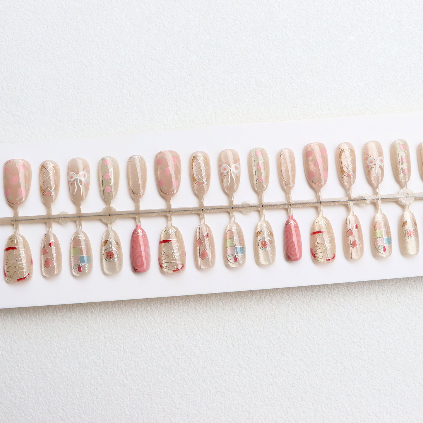 Dekoratives Press-On Nagelkunstset mit künstlerischen Designs Brehn