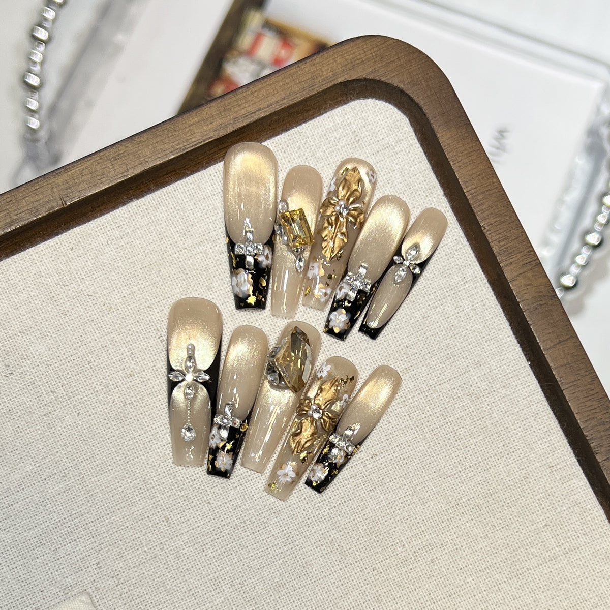 Elegantes dekoratives Press-On-Nagelkunst-Set mit Strass und floralen Akzenten Brehn