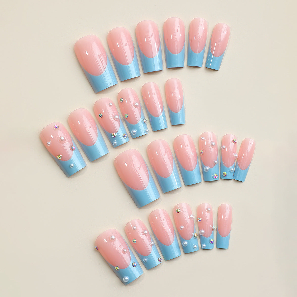Premium Dekorative Press-On-Nagelset mit eleganten blauen Spitzen und Juwelenakzenten Brehn