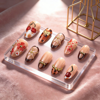 Blumen- und Schmuckbedeckte Press-On Nagelkunst Brehn