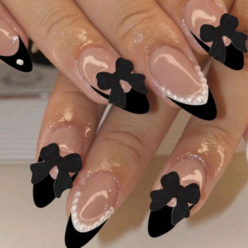 Kunstnagel Set mit eleganten schwarzen Akzenten Brehn