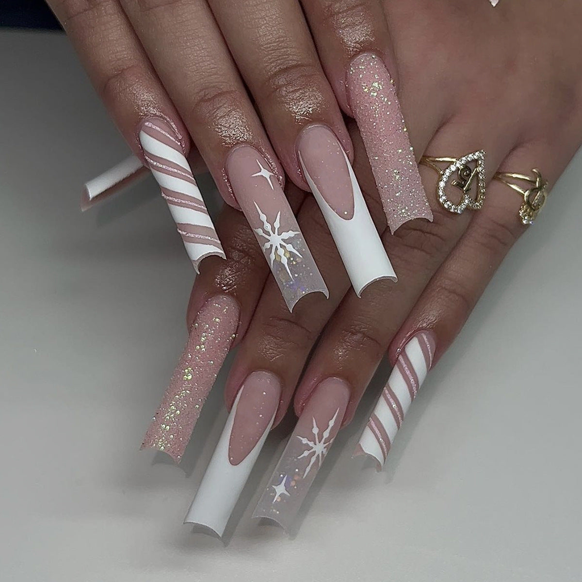 Kreatives Kunstnagelset mit festlichem Zuckerstangen-Design und glitzernden Akzenten Brehn