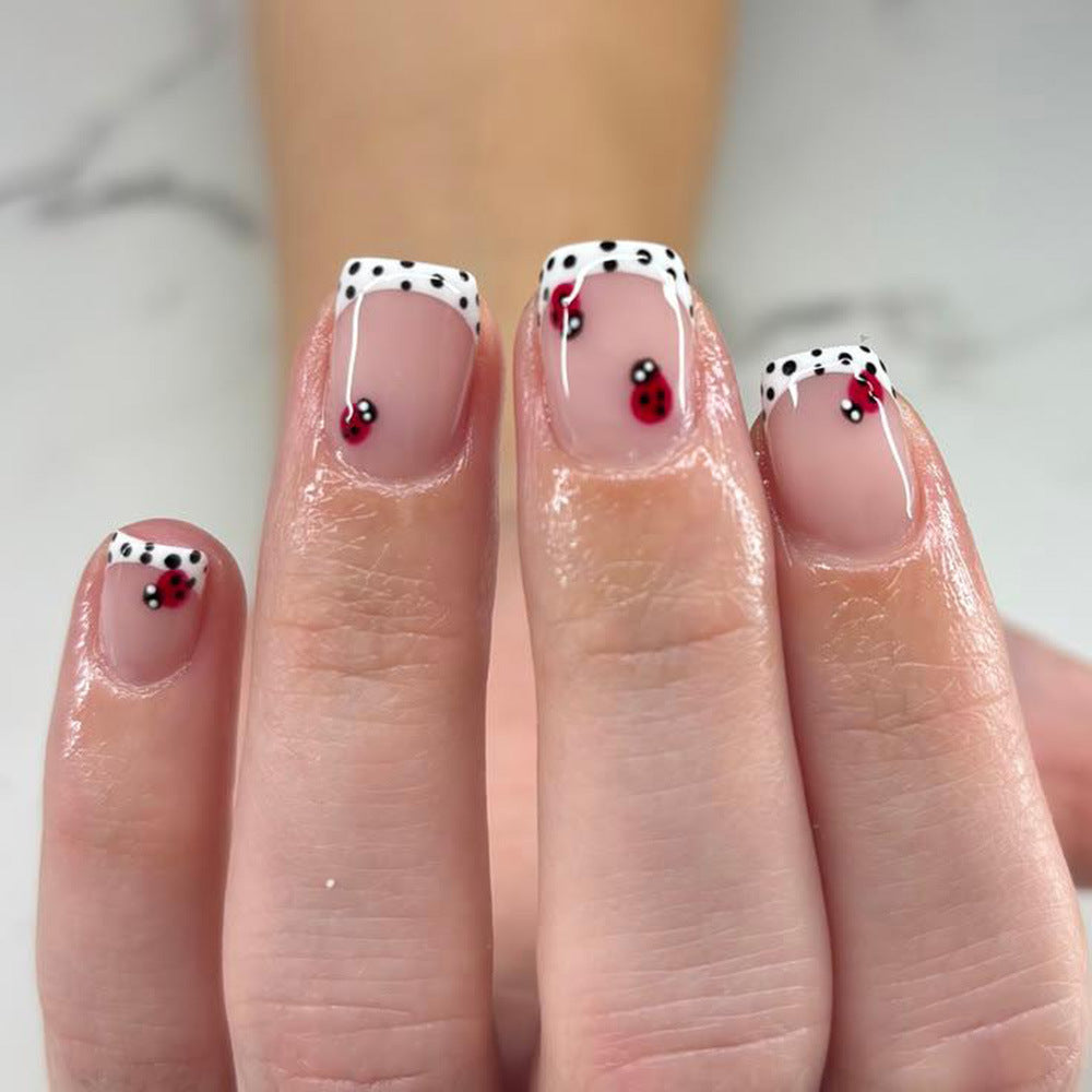 Elegante Kunstnägel mit Französischer Maniküre und Glitzereffekten Brehn