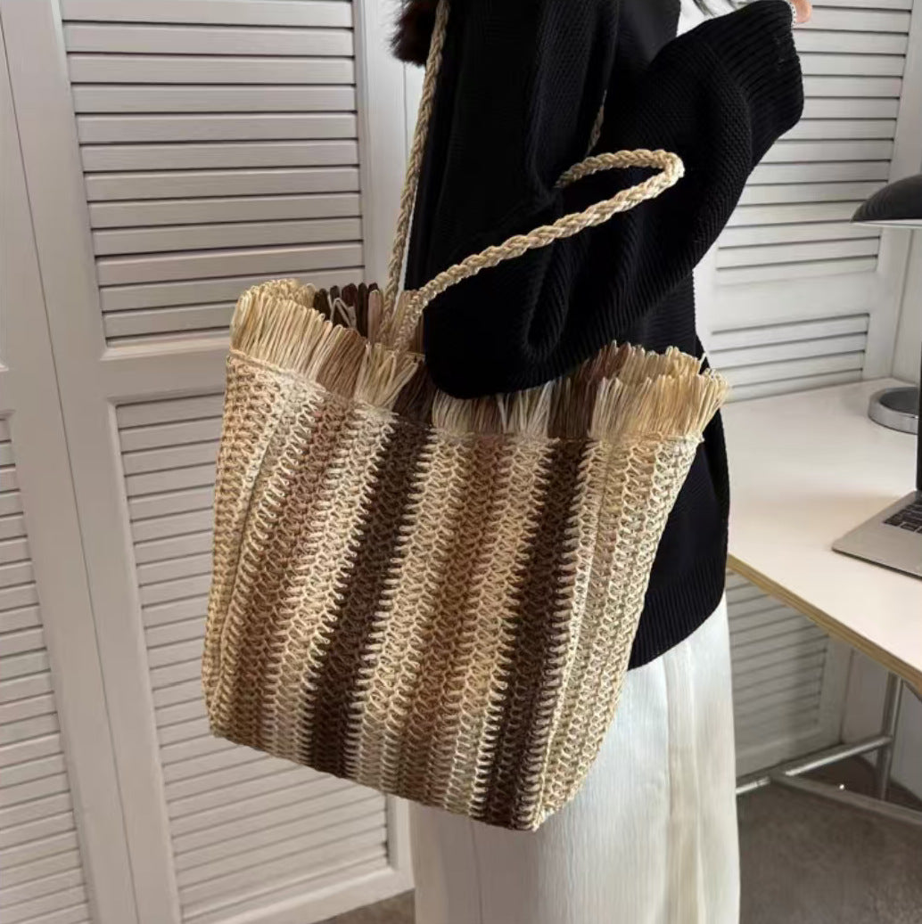 Geflochtene Strandtasche mit Fransigen Details Brehn
