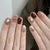 Elegantes Nagelkunstset mit einzigartigen Marmor- und Metallicelementen Brehn