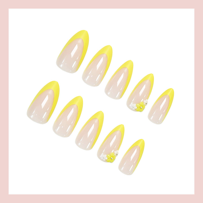 Kunstnagelset mit elegantem Farbverlauf und floralen Akzenten Brehn
