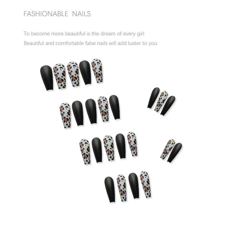 Kunstnagelset mit trendigem Leopardenmuster und elegantem mattem Finish Brehn