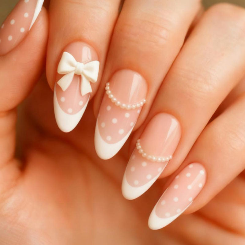 Kunstnagelset mit eleganten Spitzen und verspielten Akzenten Brehn