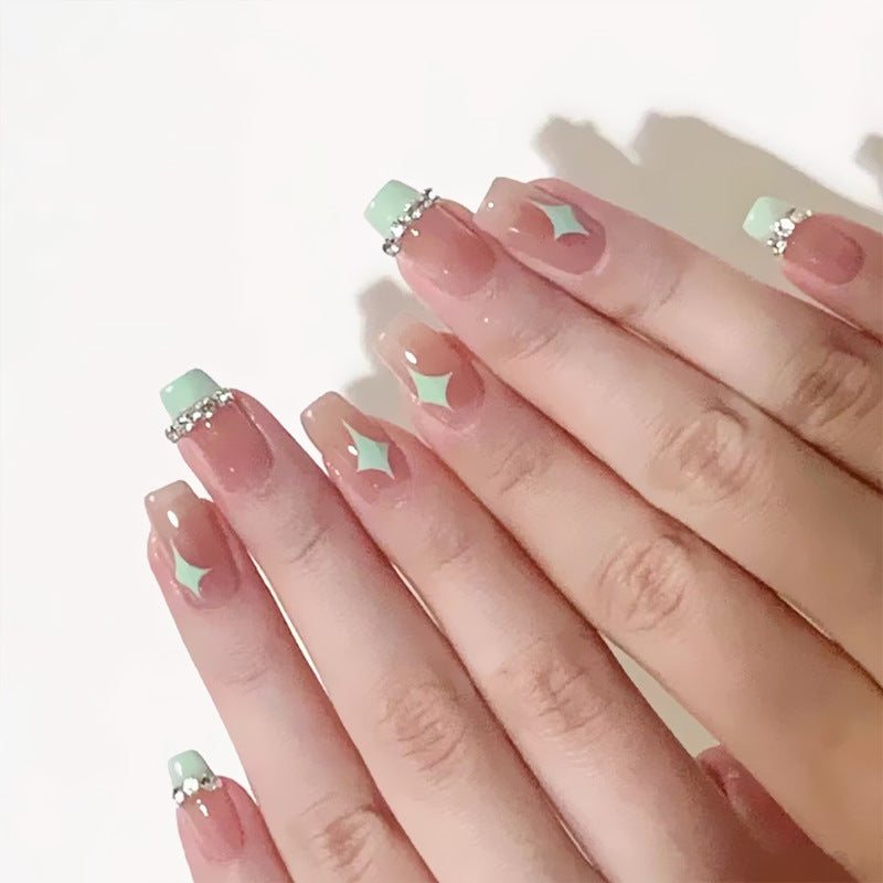 Kunstnagelset mit eleganten geometrischen Verzierungen Brehn