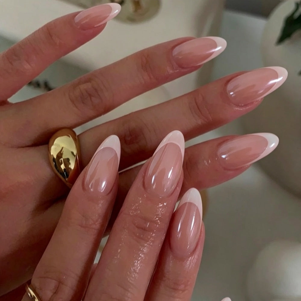 Hochwertige Kunstnägel mit Elegantem French-Tip Design Brehn