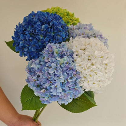Lebensnahe Hortensienblumenstrauß