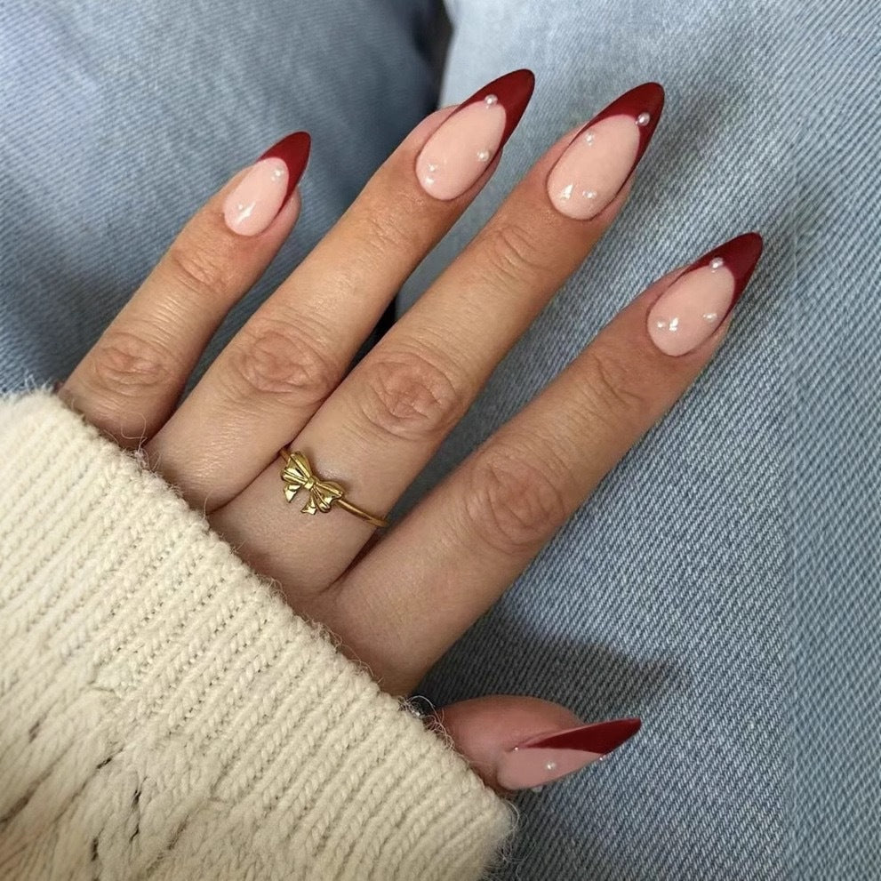 Kunstnagelset mit elegantem Spitzen-Design und schimmernden Akzenten Brehn