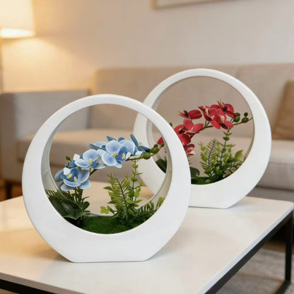 Dekorative Orchideenpflanze in modernem runden Vase