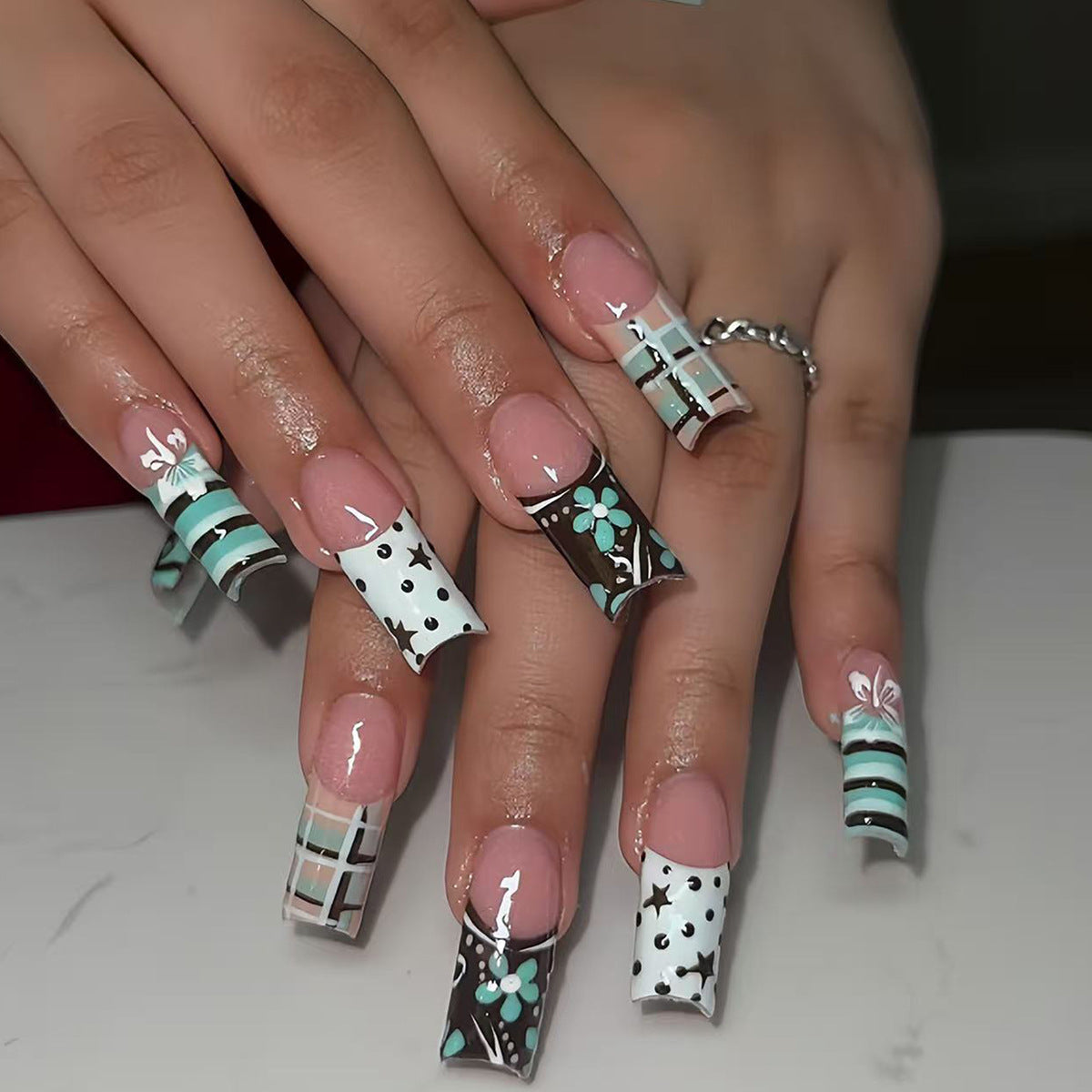 Kunstfingernägel mit Kreativen Geometrischen und Floralem Design Brehn