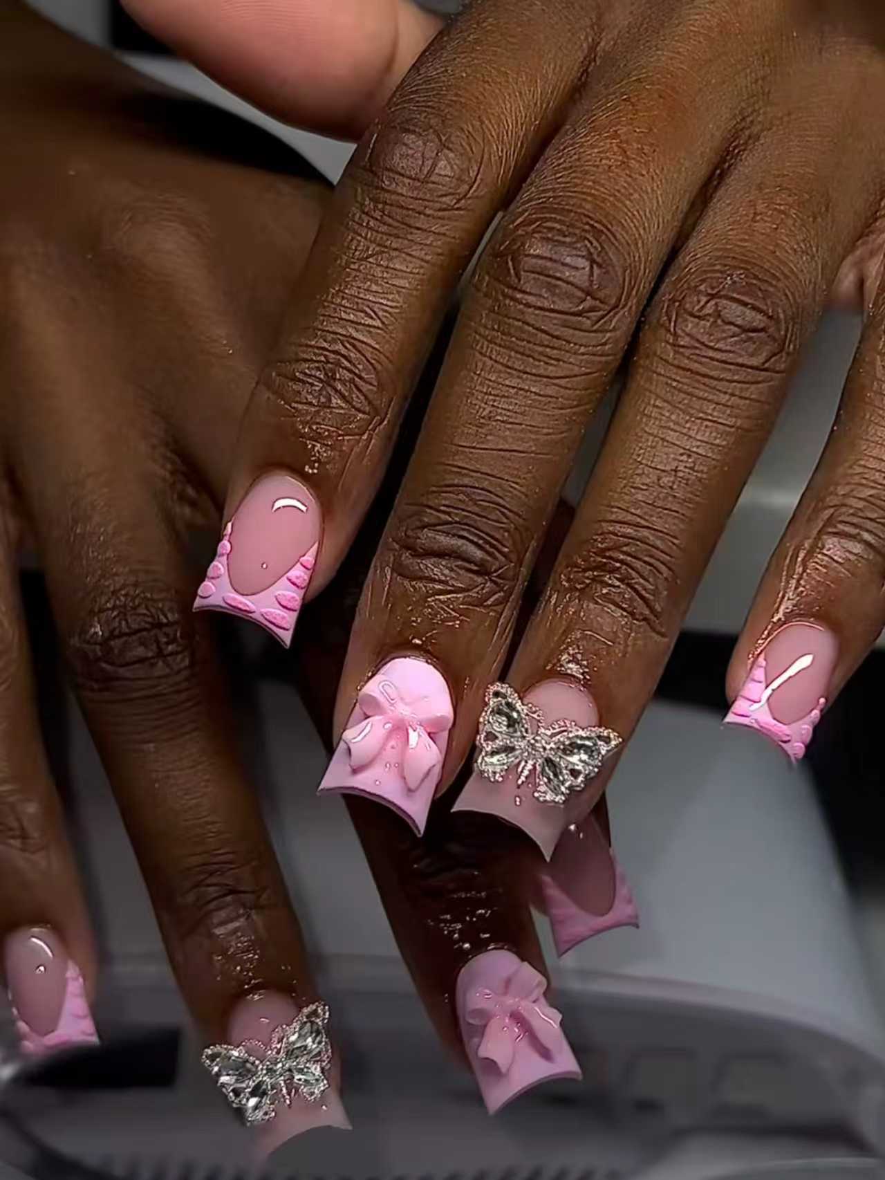 Dekorative von Schmetterlingen inspirierte Nagelverstärkungen Brehn