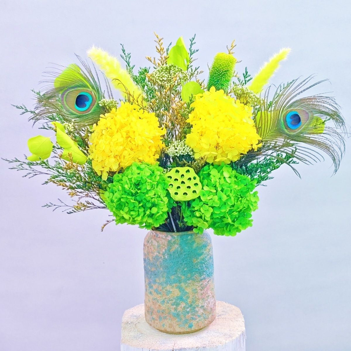 Lebhaftes Blumenarrangement als Mittelpunkt