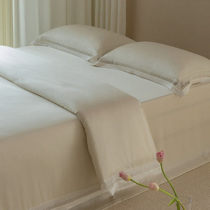 Elegante Bettwäsche-Garnitur mit Ajour-Gitterbesatz und Hotelverschluss