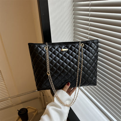 Gepolsterte Handtasche mit Kettenhenkel