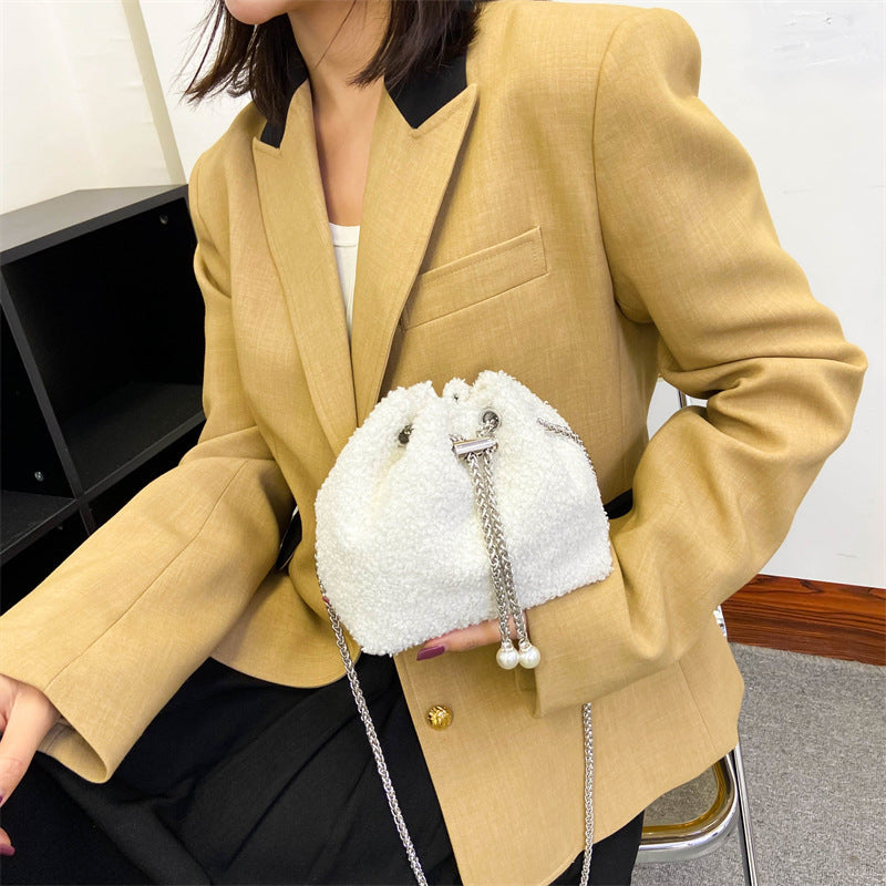 Texturierte Kordelzug-Handtasche