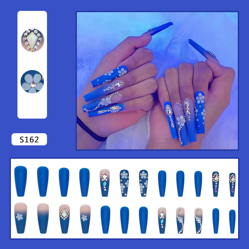 Kunstnagelset mit eleganten 3D-Blumenmotiven und Glitzerakzenten Brehn