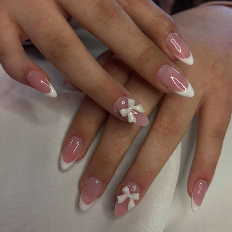 Kunstvolle Nageldesigns mit eleganten Spitzen und zarten Bogenmotiven Brehn
