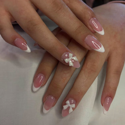 Kunstvolle Nageldesigns mit eleganten Spitzen und zarten Bogenmotiven Brehn