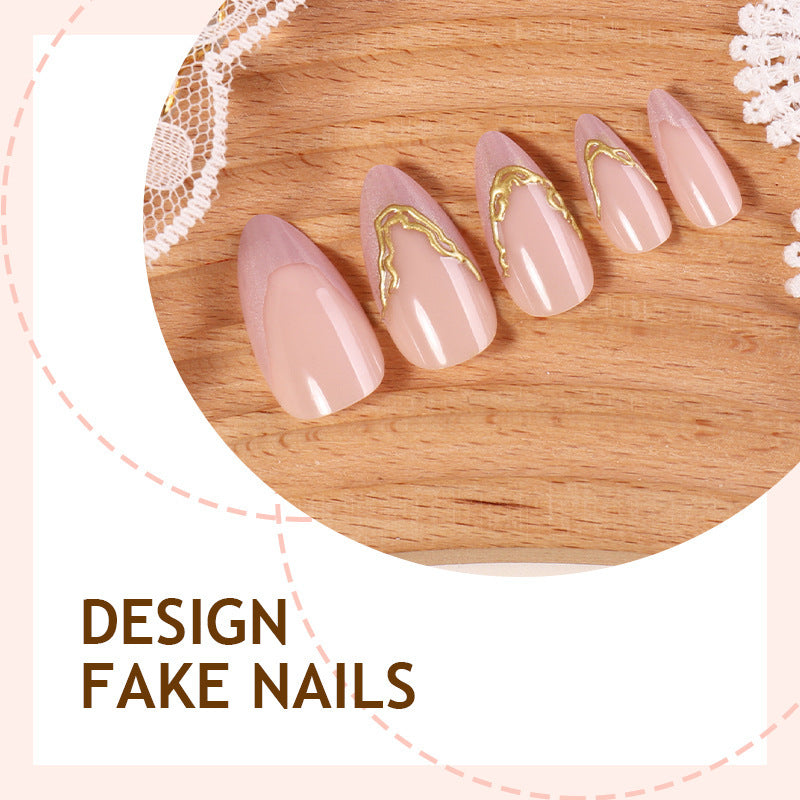 Kunstnagelset mit elegantem Goldakzent und blütenförmiger Form Brehn