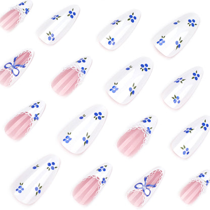Kunstvolle Nagelkunst mit floralen Akzenten und Schleifenverzierung Brehn