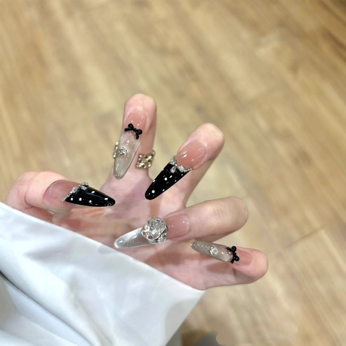 Dekorative Stiletto-Nagelerweiterungen mit Kristallakzenten