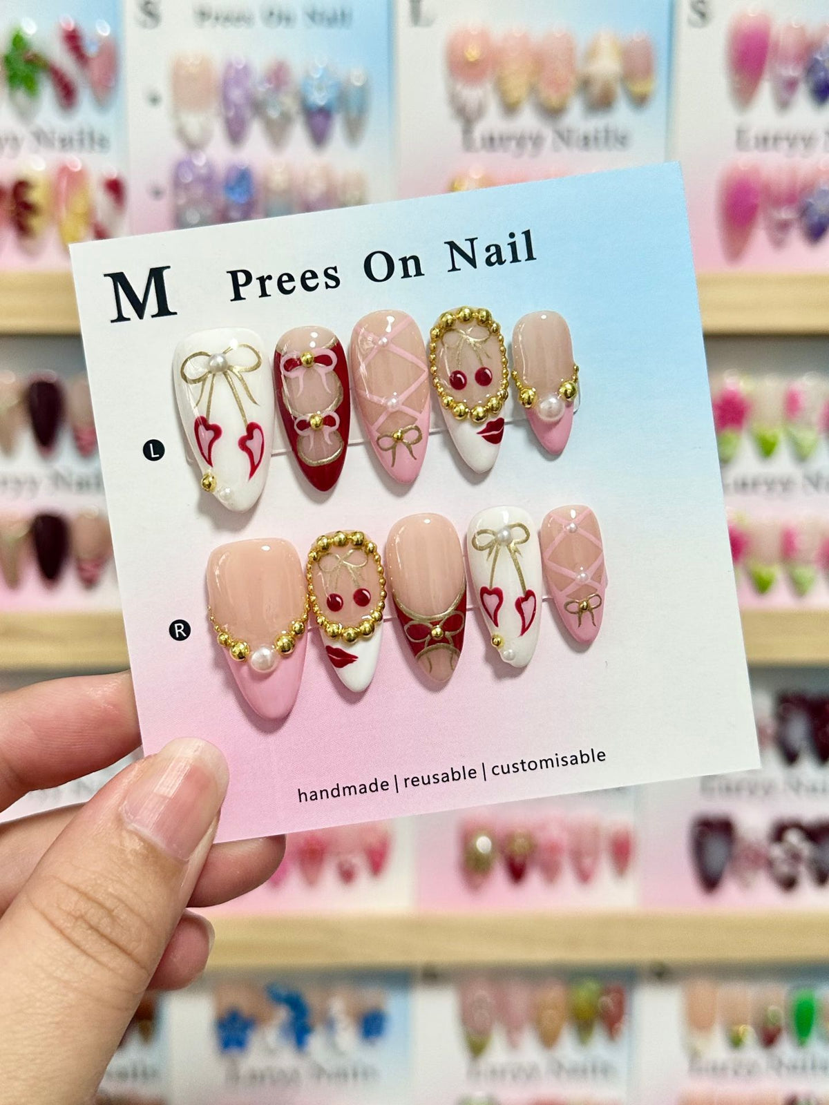 Künstlerisches Press-On-Nagel-Set mit floralen und grünen Akzenten