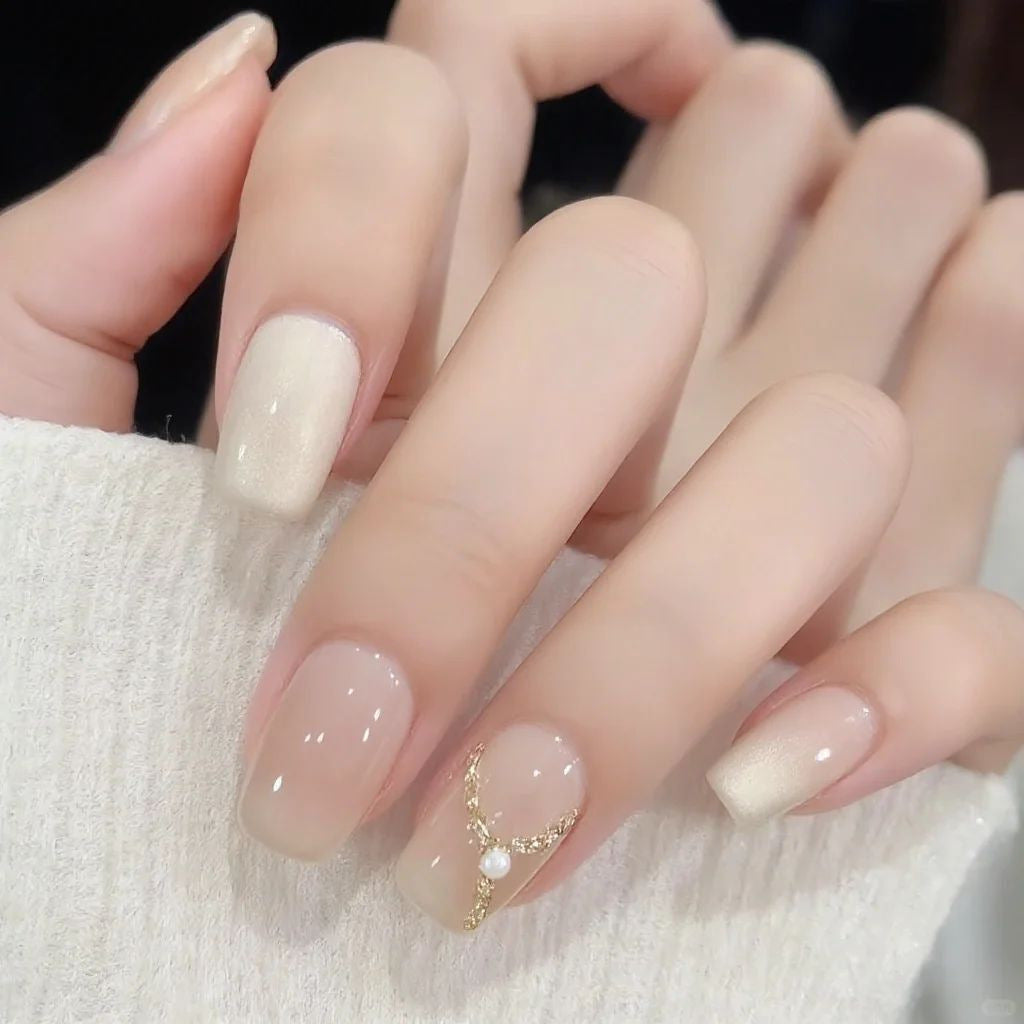 Elegante Nagelkunst mit Glitzerkante Brehn