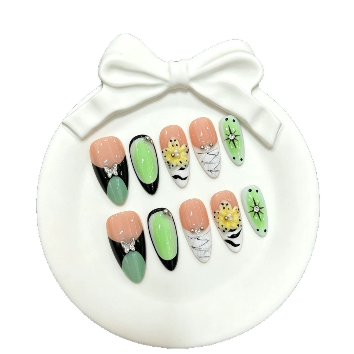 Künstlerisches Press-On Nagelkunstset mit floralen und Schmetterling-Akzenten