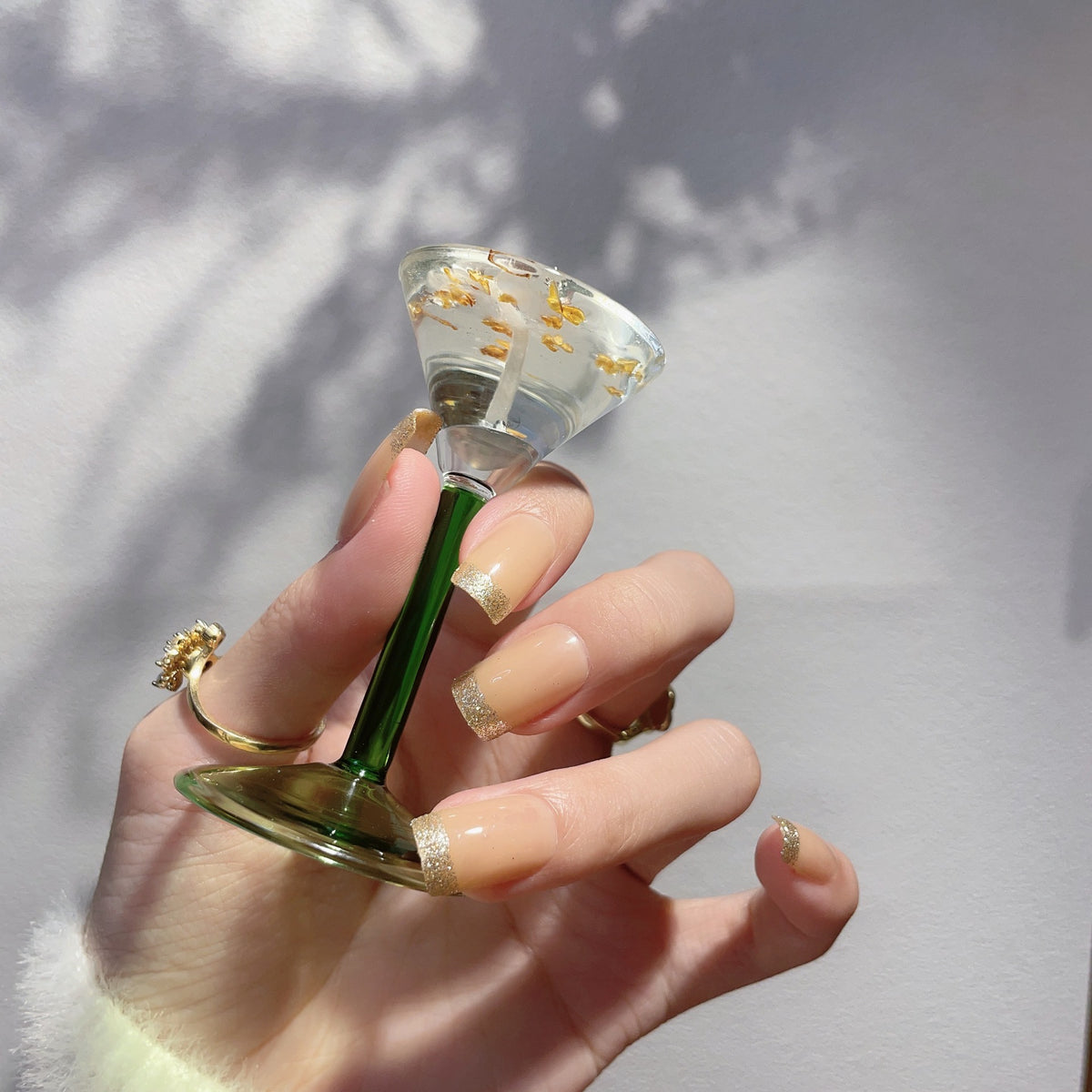 Elegantes Set von French Tip Press-On Nägeln mit Glitzerakzenten