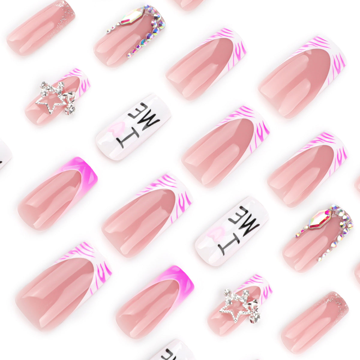Kunstvolle Nagelkunst mit romantischen Verzierungen und Glitzerakzenten Brehn