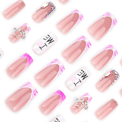 Kunstvolle Nagelkunst mit romantischen Verzierungen und Glitzerakzenten Brehn