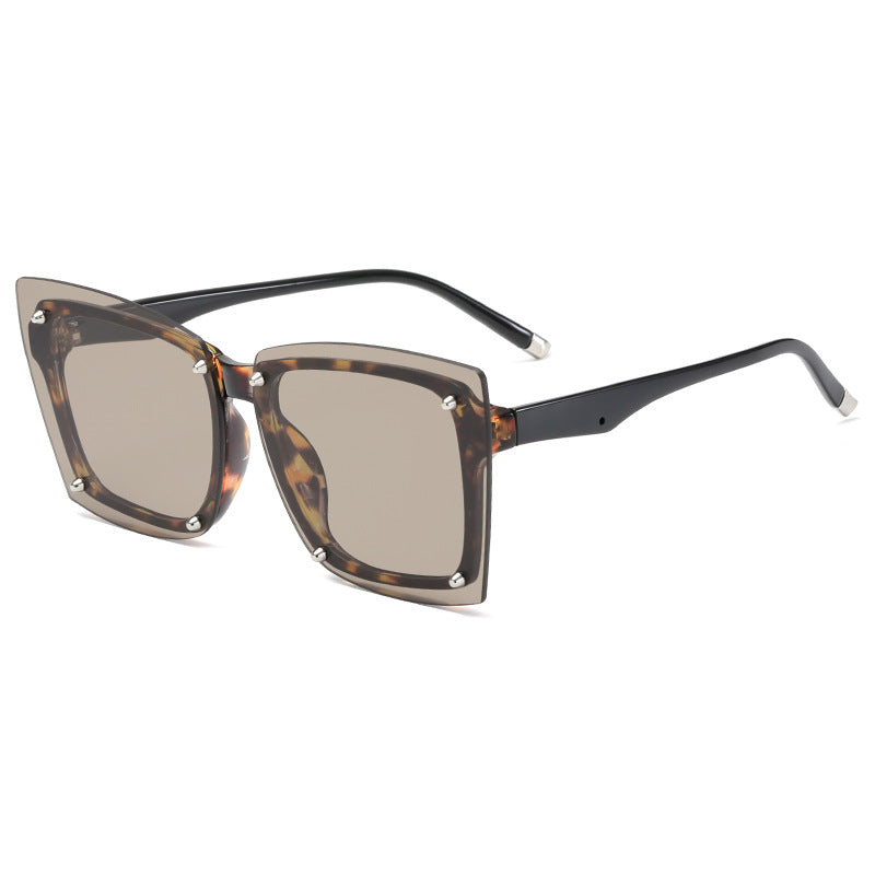 Damen statement Sonnenbrille mit stilvollem quadratischen Rahmen und modischen Akzenten Brehn