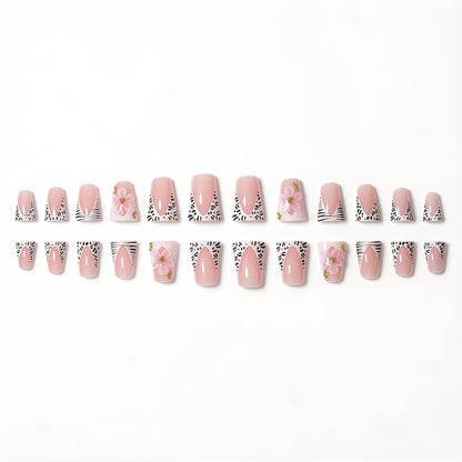Glamouröse Floral Nagelkunst Extensions Brehn