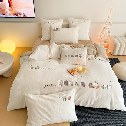 Flauschiges Bettwäsche-Set mit gestickten Cartoon-Tieren und Sherpa-Oberfläche