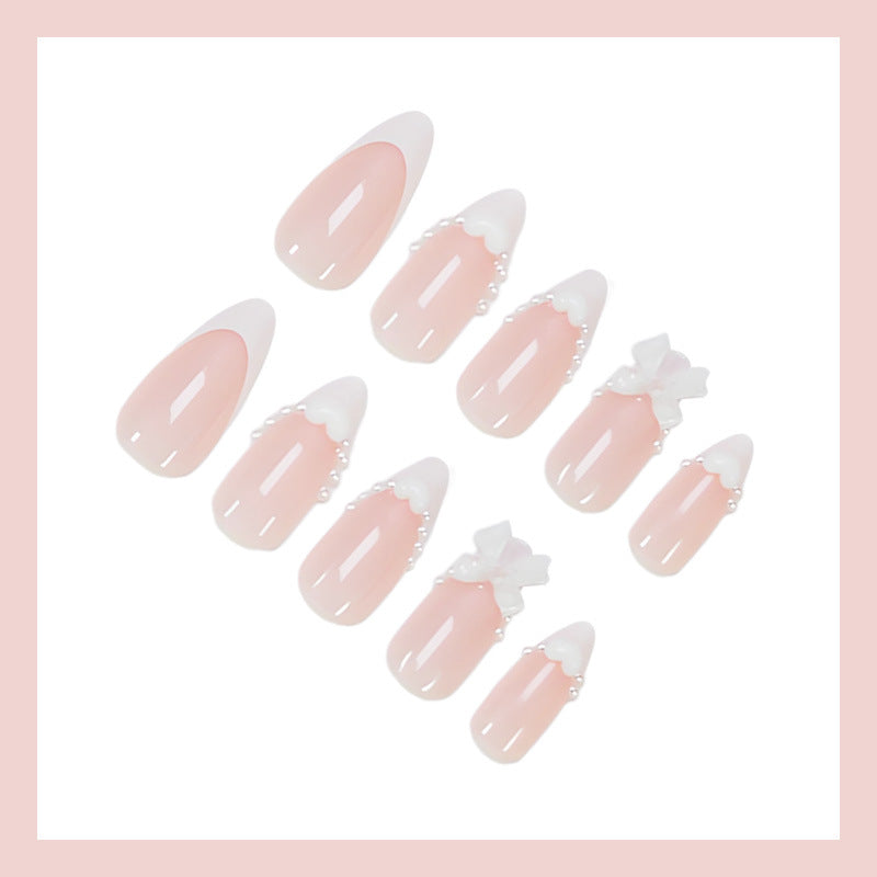 Kunstnagelset mit eleganten Spitzen und verspielten Schleifendetails Brehn