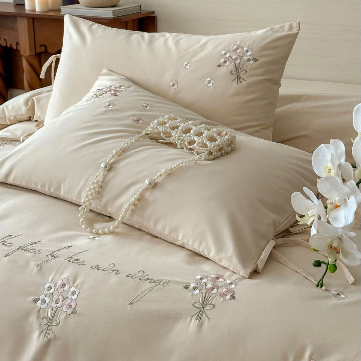 Luxuriöses Satin-Bettwäsche-Set mit zarter Perlenblüten-Stickerei und Bindeschleifen