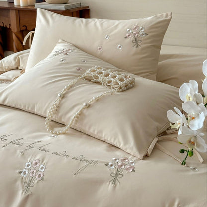Luxuriöses Satin-Bettwäsche-Set mit zarter Perlenblüten-Stickerei und Bindeschleifen